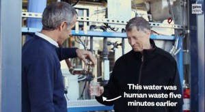 bill Gates bebiendo agua a partir de desechos humanos